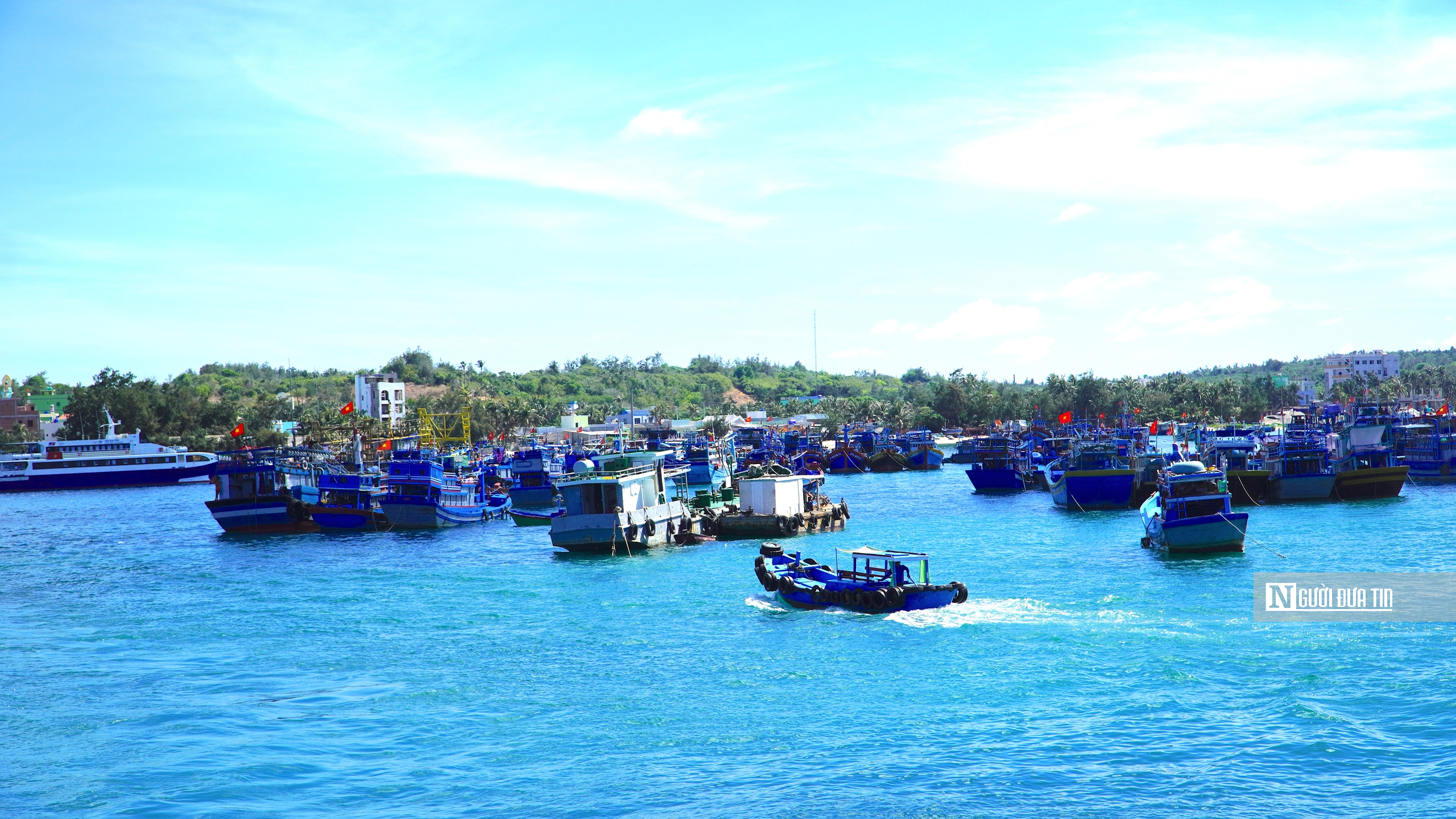 Bình Thuận: Tàu cá bị gãy lái ở đảo Đá Cá Nhám - Trường Sa, 14 thuyền viên cần hỗ trợ- Ảnh 1.