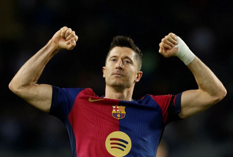 Lewandowski đi vào lịch sử sau chiến thắng đậm của Barcelona- Ảnh 3.