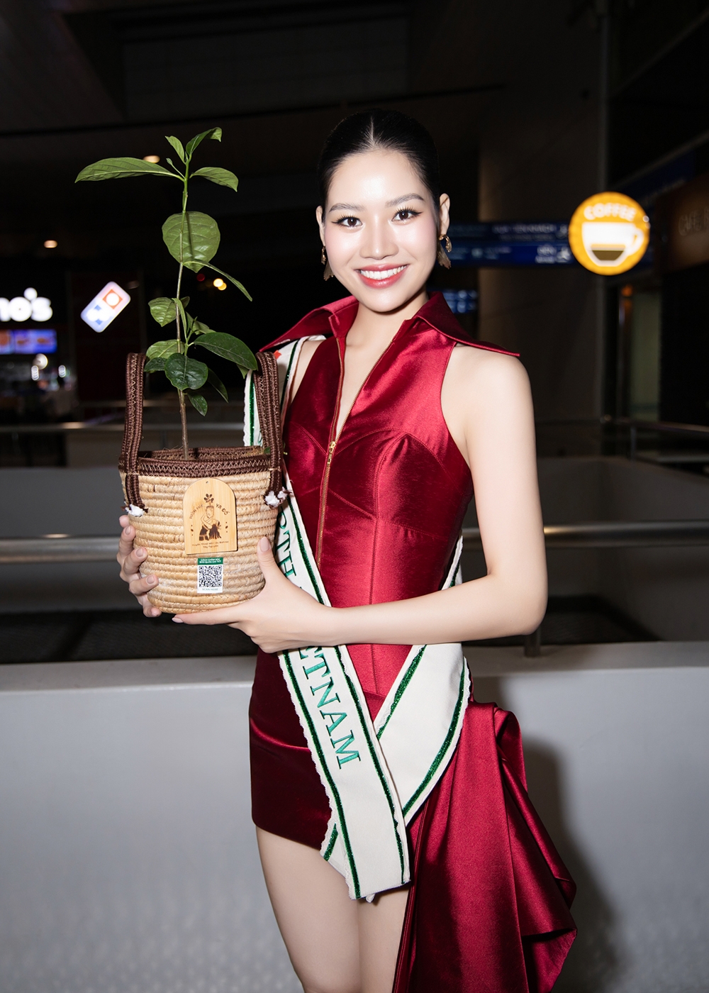 Người đẹp Cao Ngọc Bích lên đường dự thi Miss Earth 2024 tại Philippines