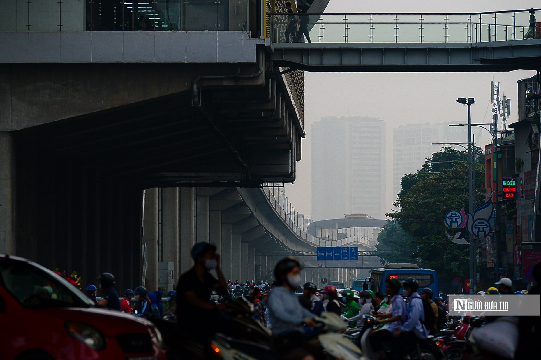 Hà Nội chìm trong sương mù dày đặc- Ảnh 6.