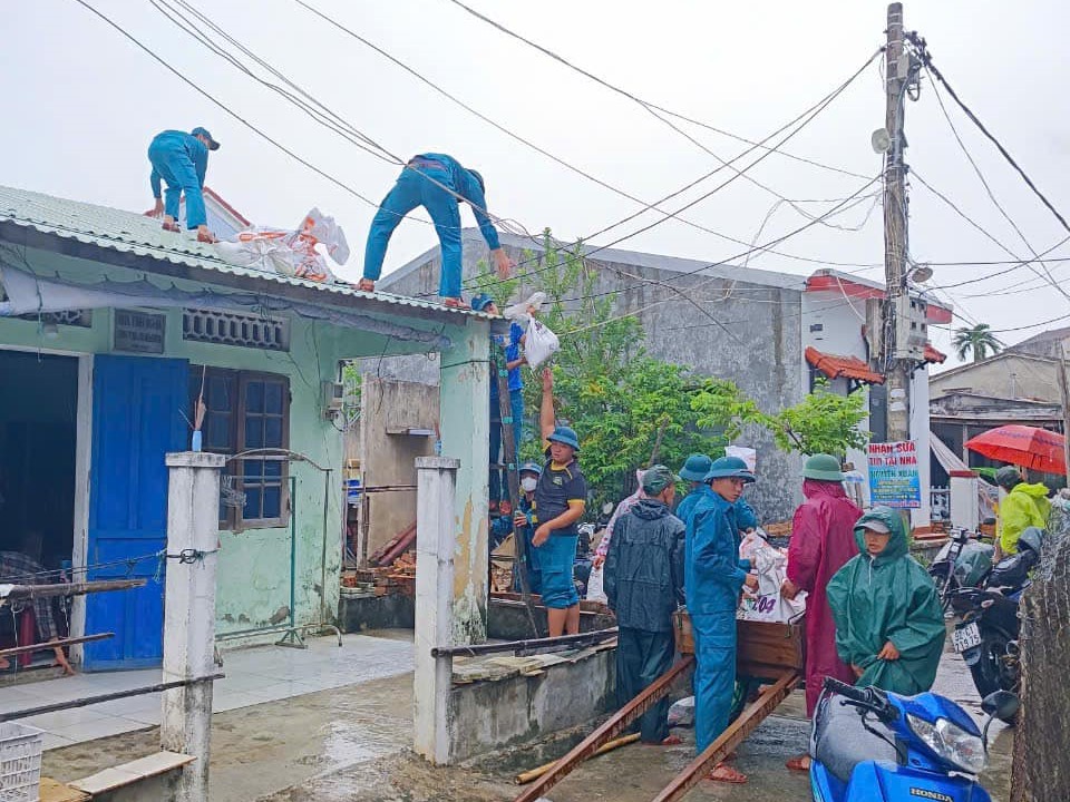 Đại tá Trần Tiến Hiền, Chỉ huy trưởng Bộ đội Biên phòng tỉnh Quảng Nam, cũng đã thông tin rằng toàn tỉnh hiện còn 52 phương tiện đang hoạt động ở khu vực Trường Sa. Tất cả đã được thông báo về hướng đi của bão và thường xuyên liên lạc với lực lượng Bộ đội Biên phòng. Trong hôm nay, ba tàu sẽ vào đất liền, trong khi các tàu còn lại sẽ neo đậu tại các đảo thuộc quần đảo Trường Sa của Việt Nam.