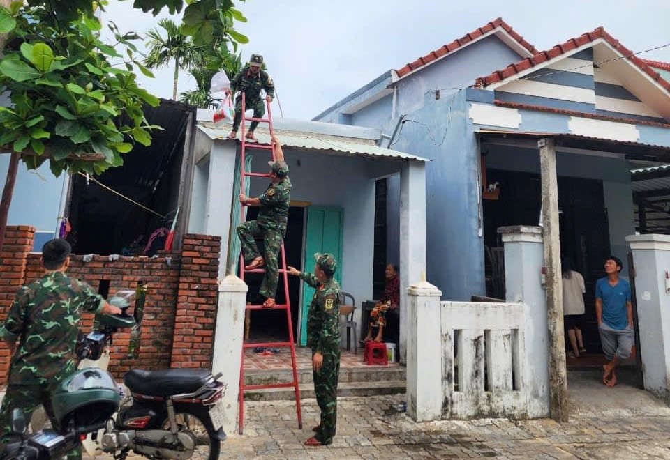 Lực lượng xung kích tại các thôn ven biển và Bộ đội Biên phòng cũng đã đến giúp đỡ những gia đình neo đơn, gia đình chính sách chằng chống nhà cửa, thể hiện tinh thần đoàn kết và trách nhiệm với cộng đồng.