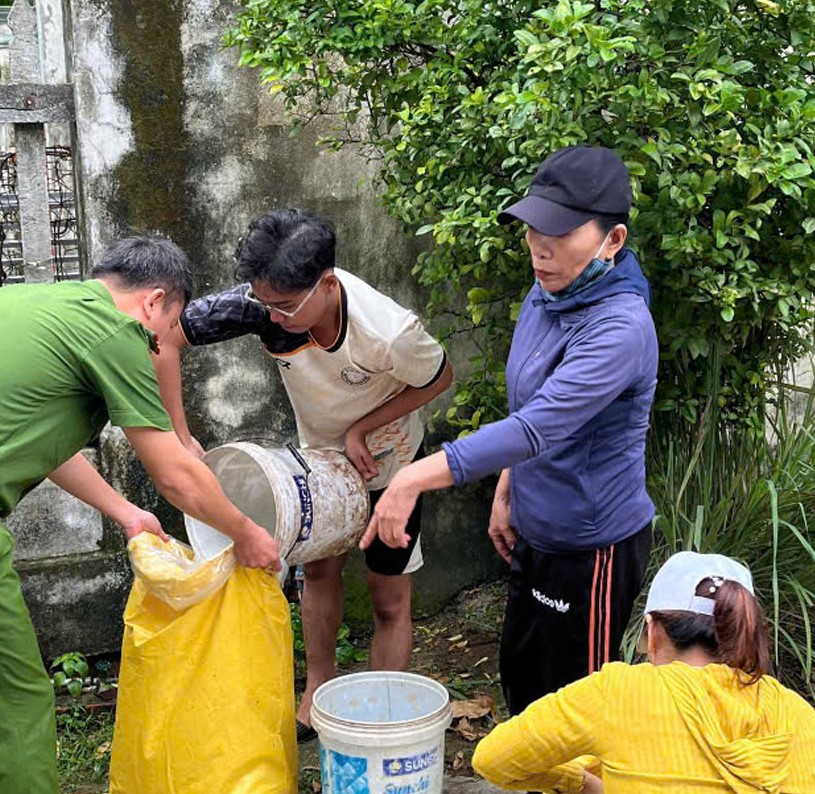 Tại huyện Đại Lộc, lực lượng công an cũng không đứng ngoài cuộc, nhanh chóng hỗ trợ người dân chằng chống nhà cửa, thể hiện sự đồng lòng của toàn xã hội trong công tác phòng chống bão.