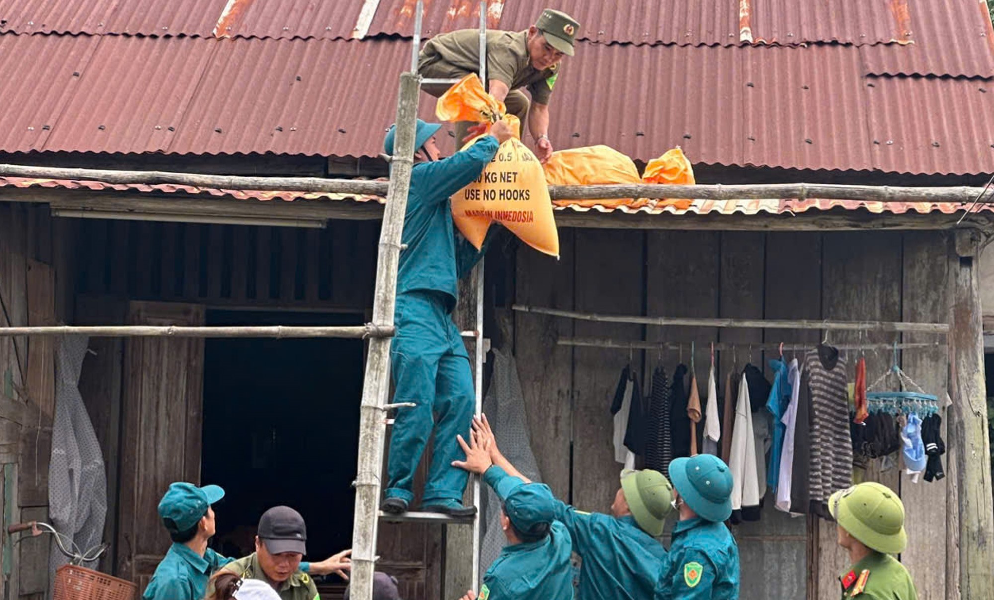 Ông Nguyễn Thế Hùng, Phó Chủ tịch UBND thành phố Hội An, cho biết, đang tích cực tuyên truyền, vận động các tàu bè vào nơi trú ẩn an toàn, không ở lại trên các phương tiện để đảm bảo an toàn cho cả người và tài sản.