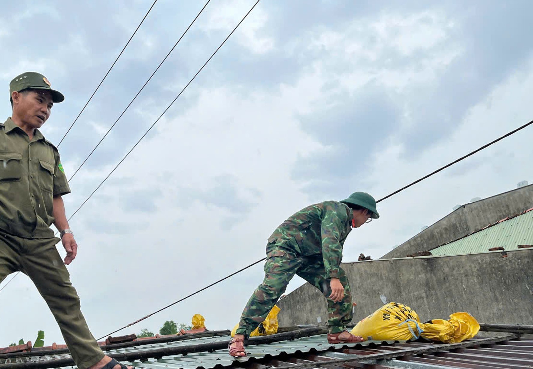 Tại xã biển Tam Thanh, thành phố Tam Kỳ, người dân đã tích cực chuẩn bị ứng phó với bão. Họ sử dụng nhiều phương pháp như bao cát, thùng xốp, và can nhựa để chằng lên mái nhà. Nhiều gia đình còn cẩn thận hơn khi sử dụng dây thừng để cố định mái và cửa, đảm bảo an toàn tối đa.