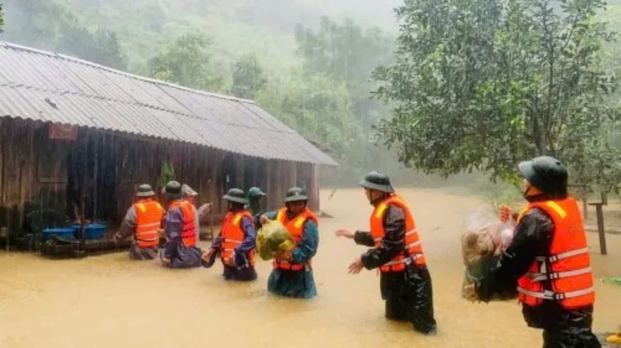 Một thanh niên bị nước cuốn khi đang cứu hộ cứu nạn bão số 6- Ảnh 3.