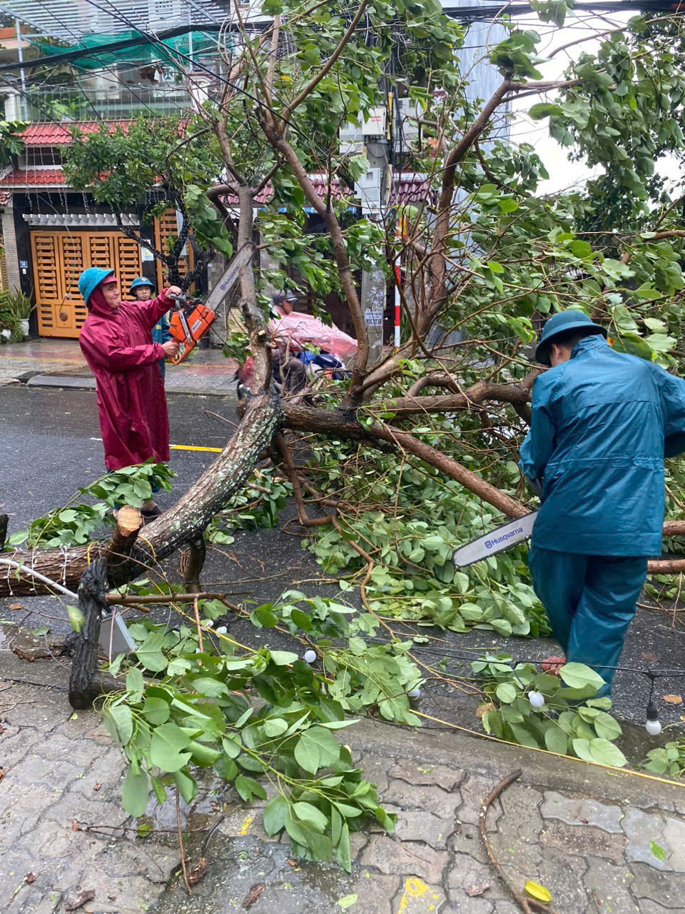 Mặc dù bão đã qua nhưng cơ quan chức năng lẫn người dân không được chủ quan.