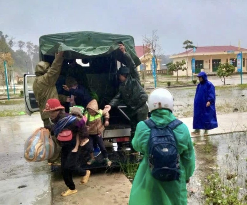 Công an huyện Tây Giang sơ tán dân khẩn cấp.