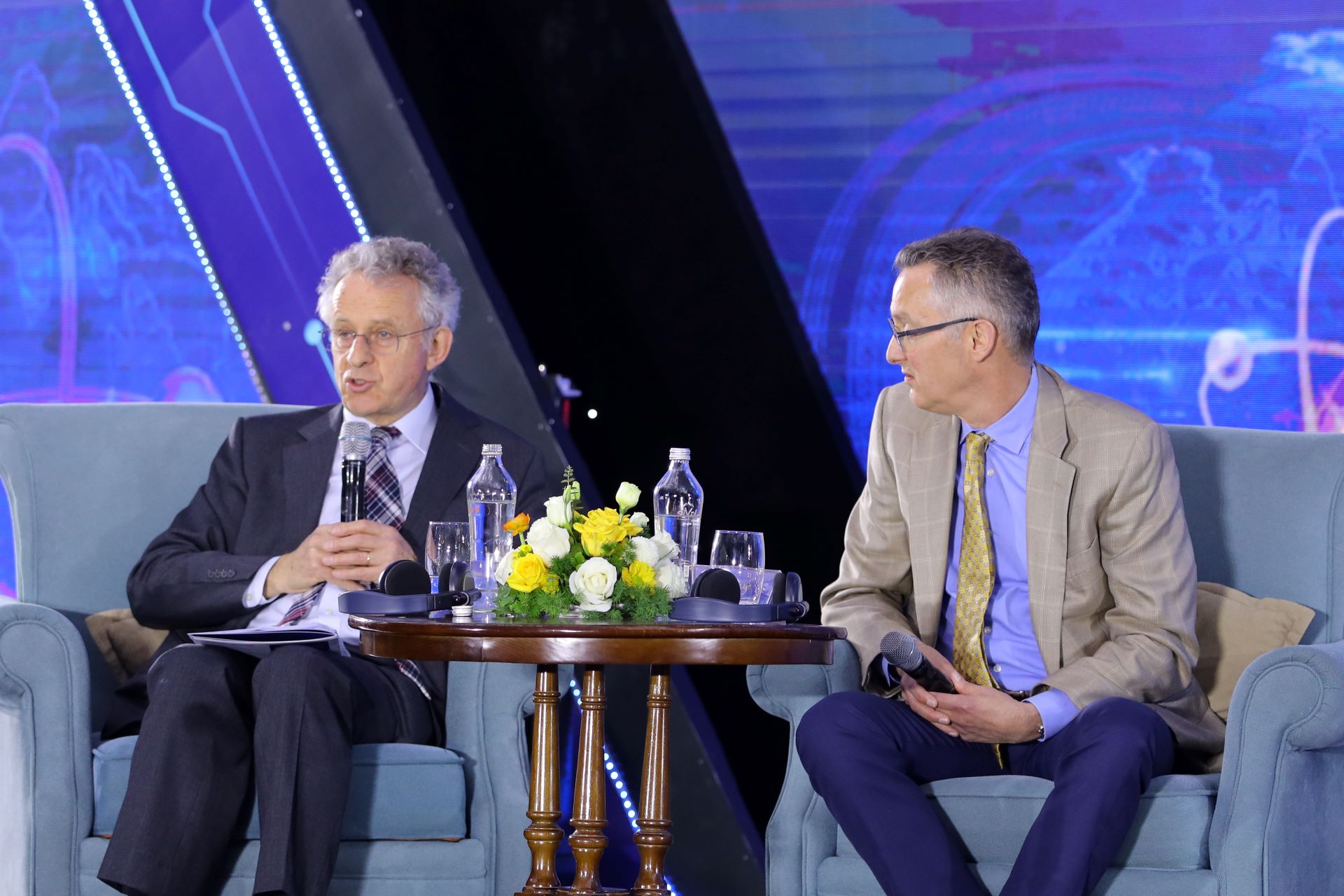 GS. Sir. Richard Henry Friend: Giải thưởng VinFuture là tấm gương phản chiếu đổi mới toàn cầu - Ảnh 3. GS. Sir. Richard Henry Friend: Giải thưởng VinFuture là tấm gương phản chiếu đổi mới toàn cầu - Ảnh 3.