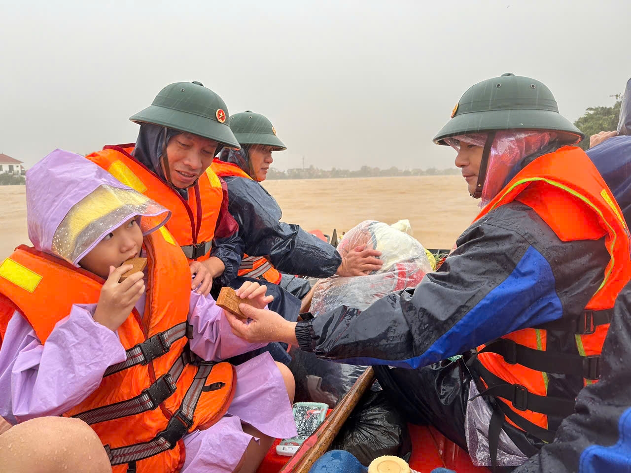 Nước lũ chưa rút, hàng cứu trợ cho người dân được vận chuyển như thế nào?- Ảnh 3.