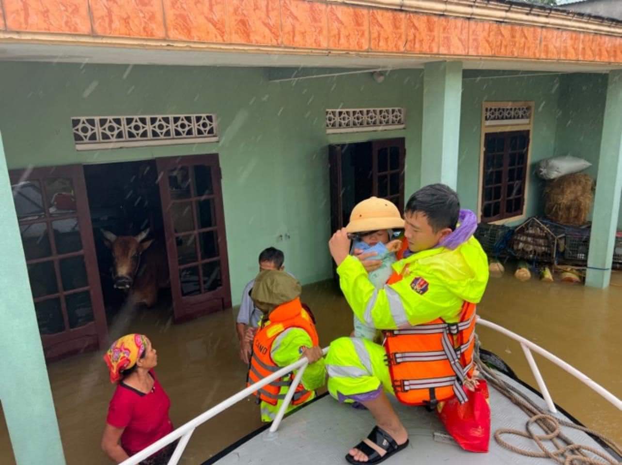 Nước lũ chưa rút, hàng cứu trợ cho người dân được vận chuyển như thế nào?- Ảnh 5.