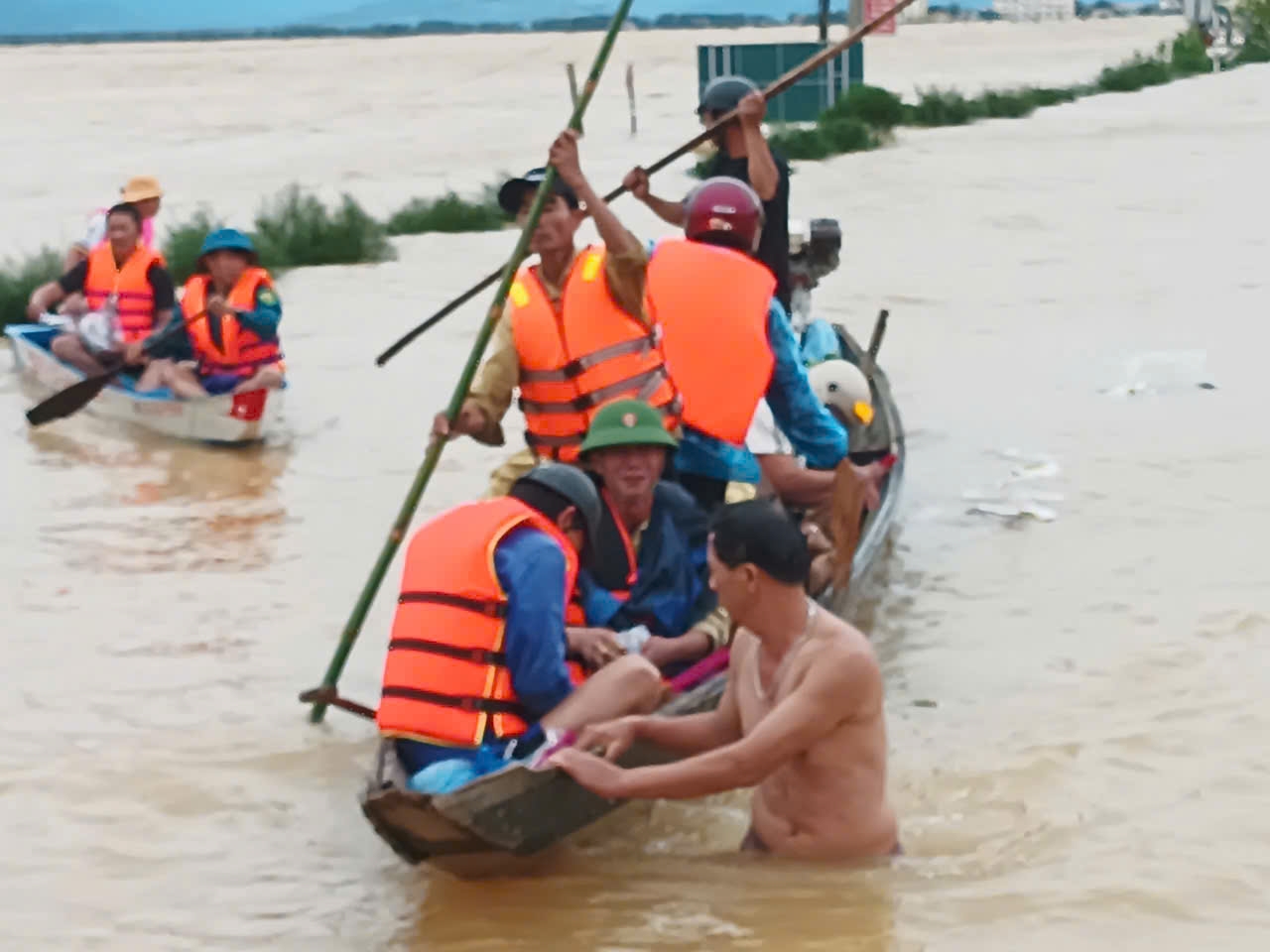 Tìm thấy thi thể người đàn ông bị lật thuyền mất tích trong nước lũ- Ảnh 1.