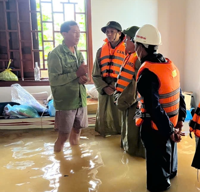 Tìm thấy thi thể người đàn ông bị lật thuyền mất tích trong nước lũ- Ảnh 2.