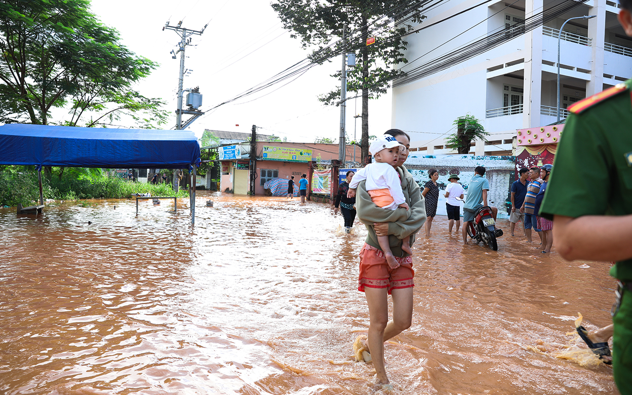 Ngập trên diện rộng ở Đồng Nai, người dân trắng đêm chạy lũ- Ảnh 2.