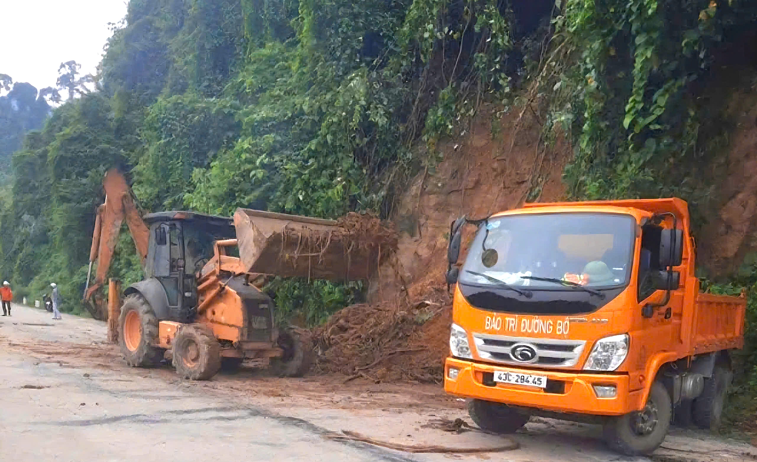 Văn phòng QLĐB III.1 cho biết ngay sau khi xảy ra thiệt hại, đơn vị đã chỉ đạo các nhà thầu thực hiện công tác bảo dưỡng, huy động nhân lực và thiết bị để dọn dẹp đất đá, cây xanh ngã đổ nhằm đảm bảo giao thông thông suốt.