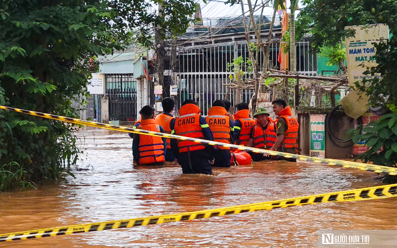 Ngập trên diện rộng ở Đồng Nai, người dân trắng đêm chạy lũ- Ảnh 11.