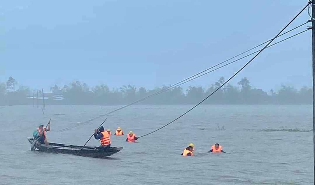 Xúc động hình ảnh "chiến sĩ áo cam" dầm mình trong nước lũ- Ảnh 4.