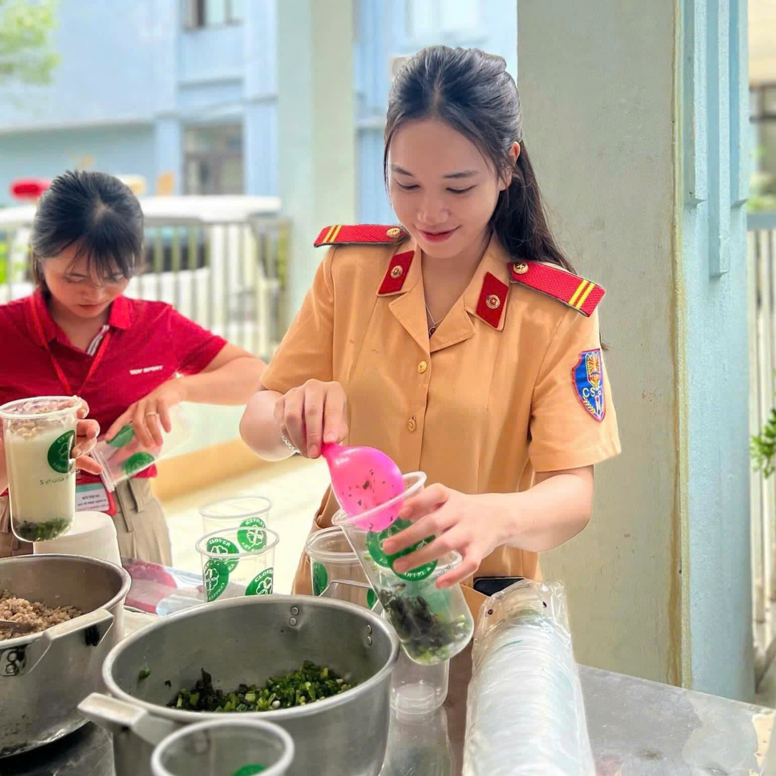 Hòa Bình: Công an huyện Đà Bắc "thắp sáng" miễn phí cho người nghèo- Ảnh 1.