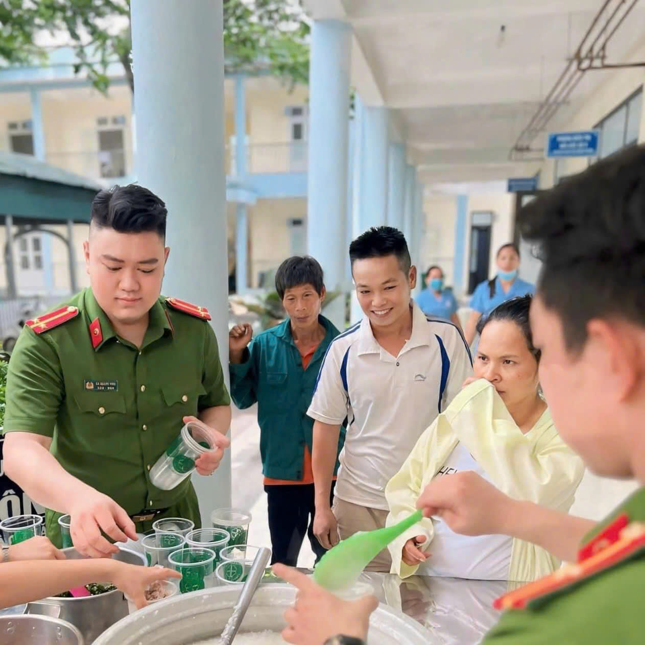 Hòa Bình: Công an huyện Đà Bắc "thắp sáng" miễn phí cho người nghèo- Ảnh 2.