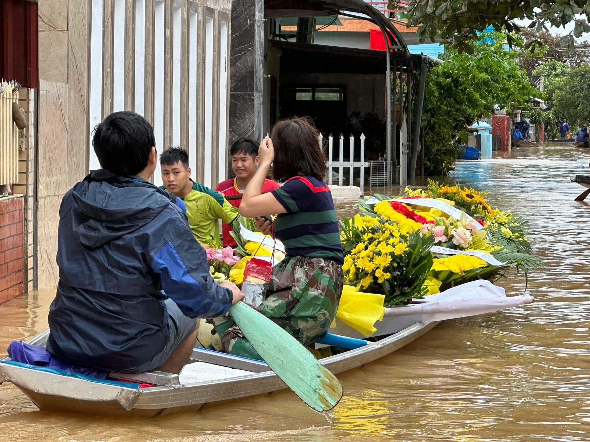 Cuộc sống của người dân trong ngày thứ 3 sống chung với lũ- Ảnh 10.