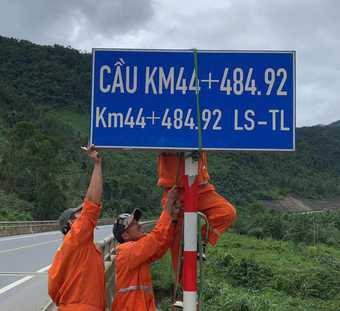 Và nhiều biển báo cũng bị thiệt hại, để khắc phục tình trạng này, lực lượng thi công đã được huy động để gia cố, lắp đặt lại.