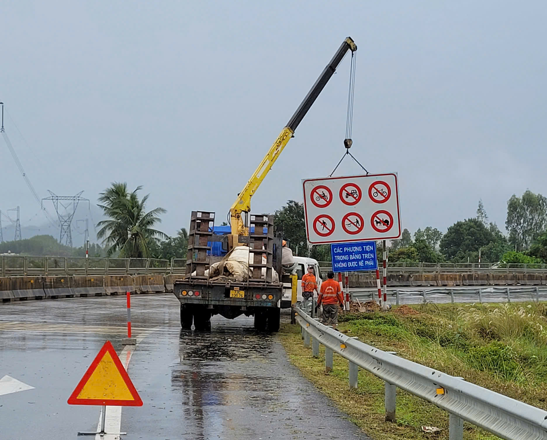 Vào ngày 30/10, tình trạng mưa lớn lại xảy ra trên địa bàn thành phố Đà Nẵng và tỉnh Thừa Thiên Huế khiến một số khu vực đất tại đây bị sụt trượt.