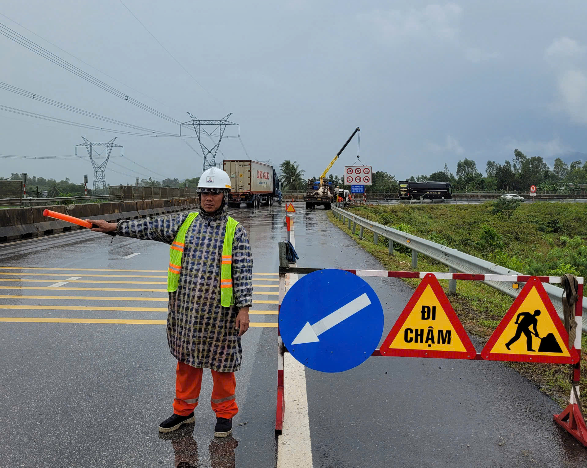 Công tác khắc phục diễn ra khẩn trương nhưng gặp nhiều khó khăn do thời tiết xấu. Các đơn vị đã phải đưa xe chuyên dụng đến cào đất, xả nước ứ đọng và xử lý các điểm sạt lở nhằm đảm bảo an toàn cho người tham gia giao thông. Khối lượng lớn đất đá và gốc cây đã được gom vào lề đường để giải phóng mặt bằng.