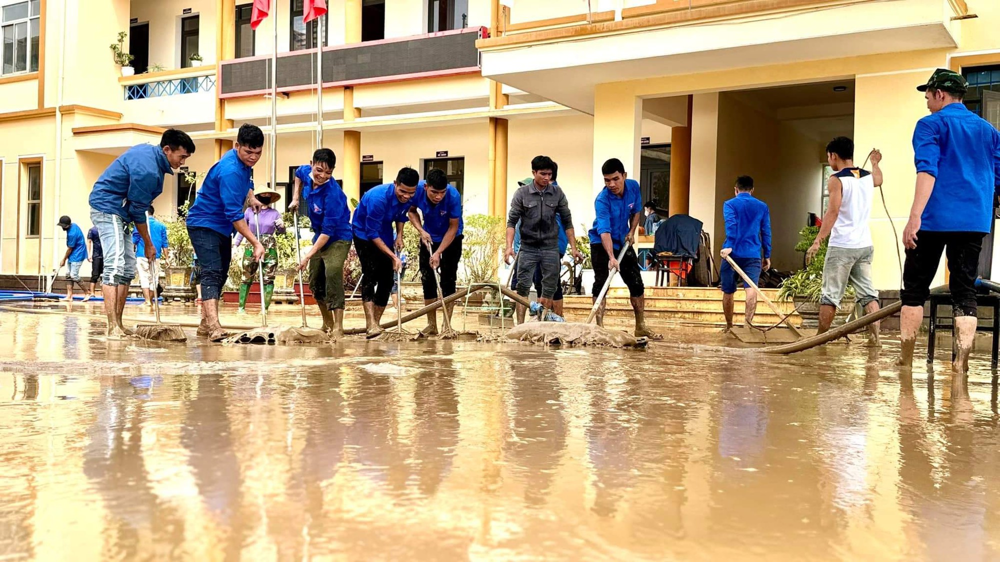 Quảng Bình: Người dân chia sẻ cách dọn sạch bùn non sau lũ lụt- Ảnh 8.