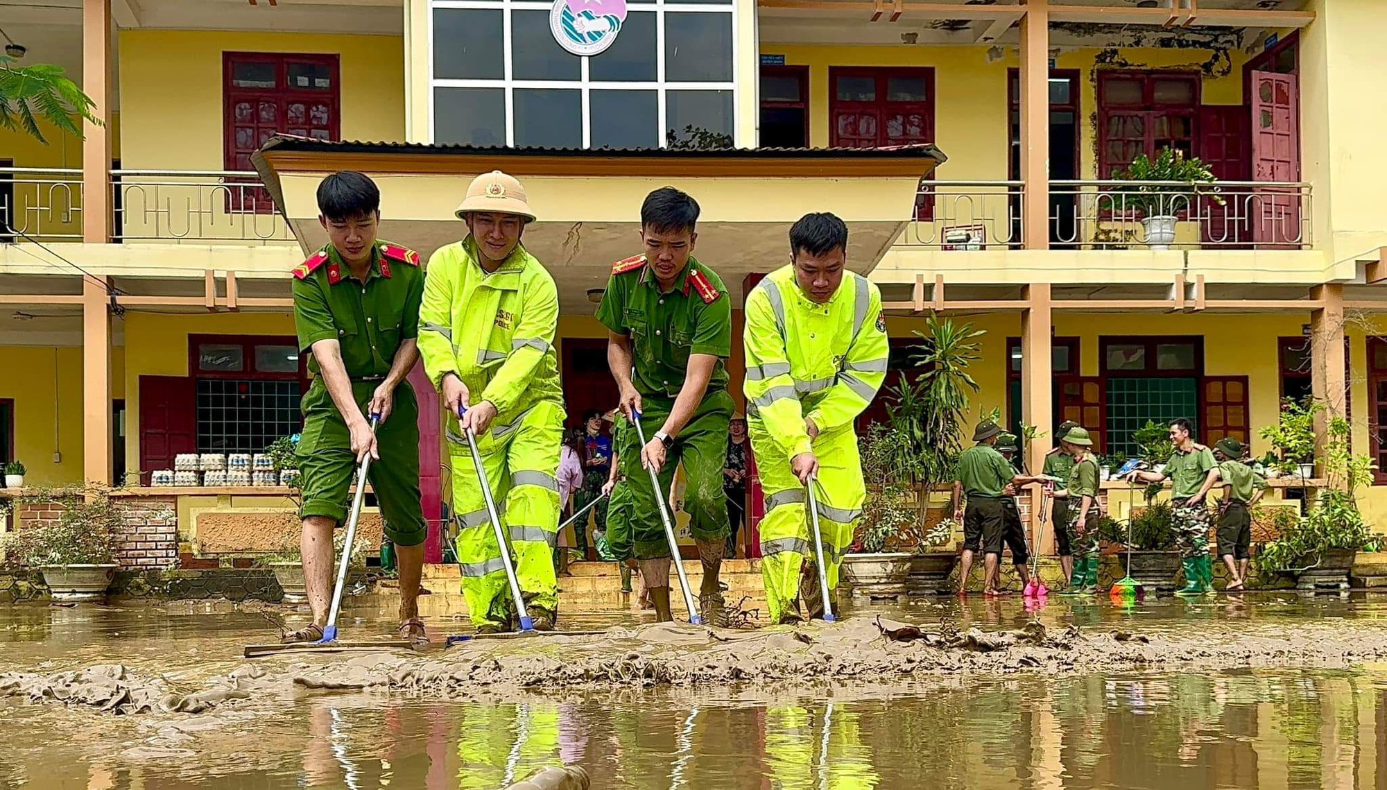 Quảng Bình: Người dân chia sẻ cách dọn sạch bùn non sau lũ lụt- Ảnh 9.