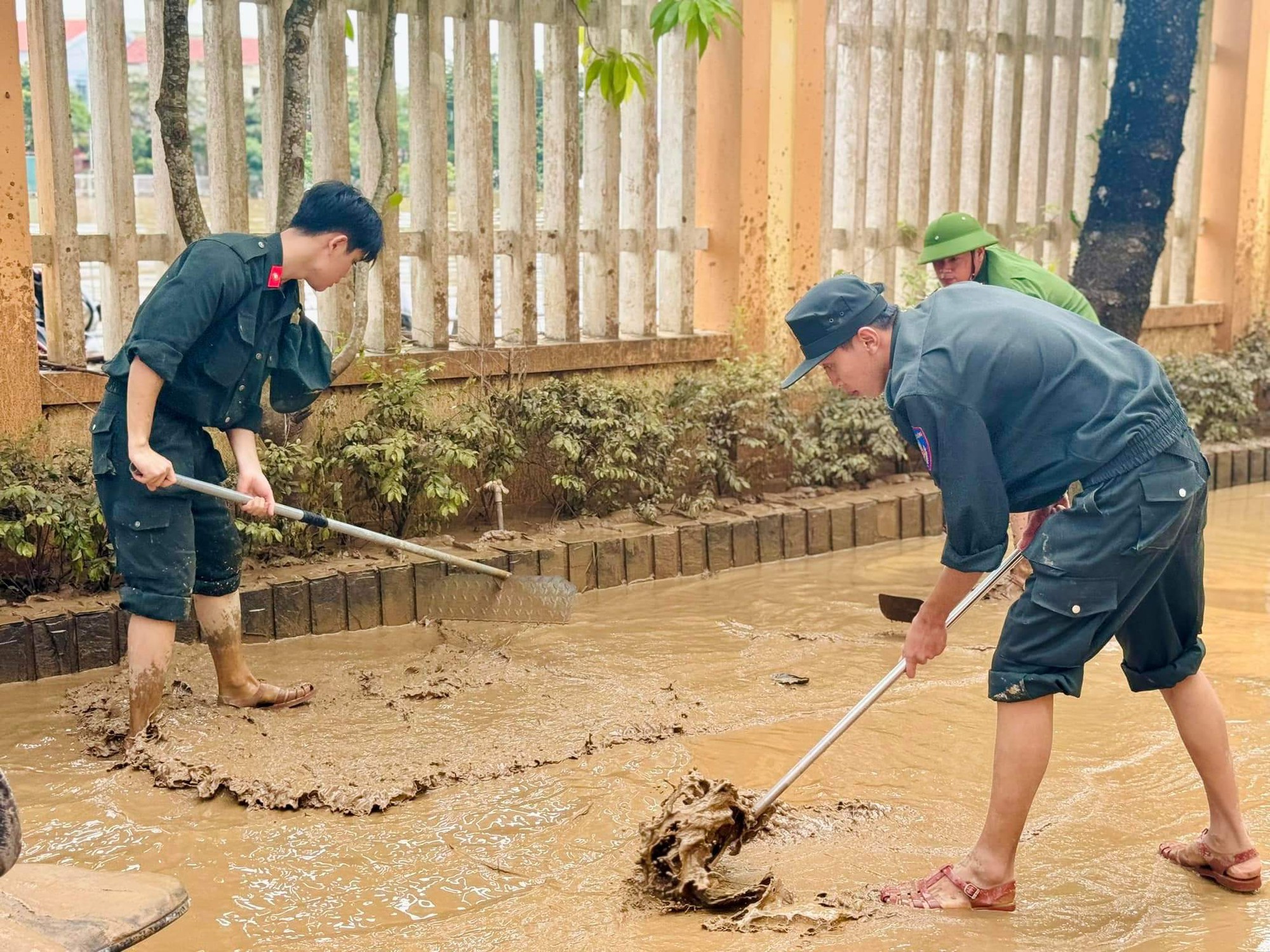 Quảng Bình: Người dân chia sẻ cách dọn sạch bùn non sau lũ lụt- Ảnh 2.