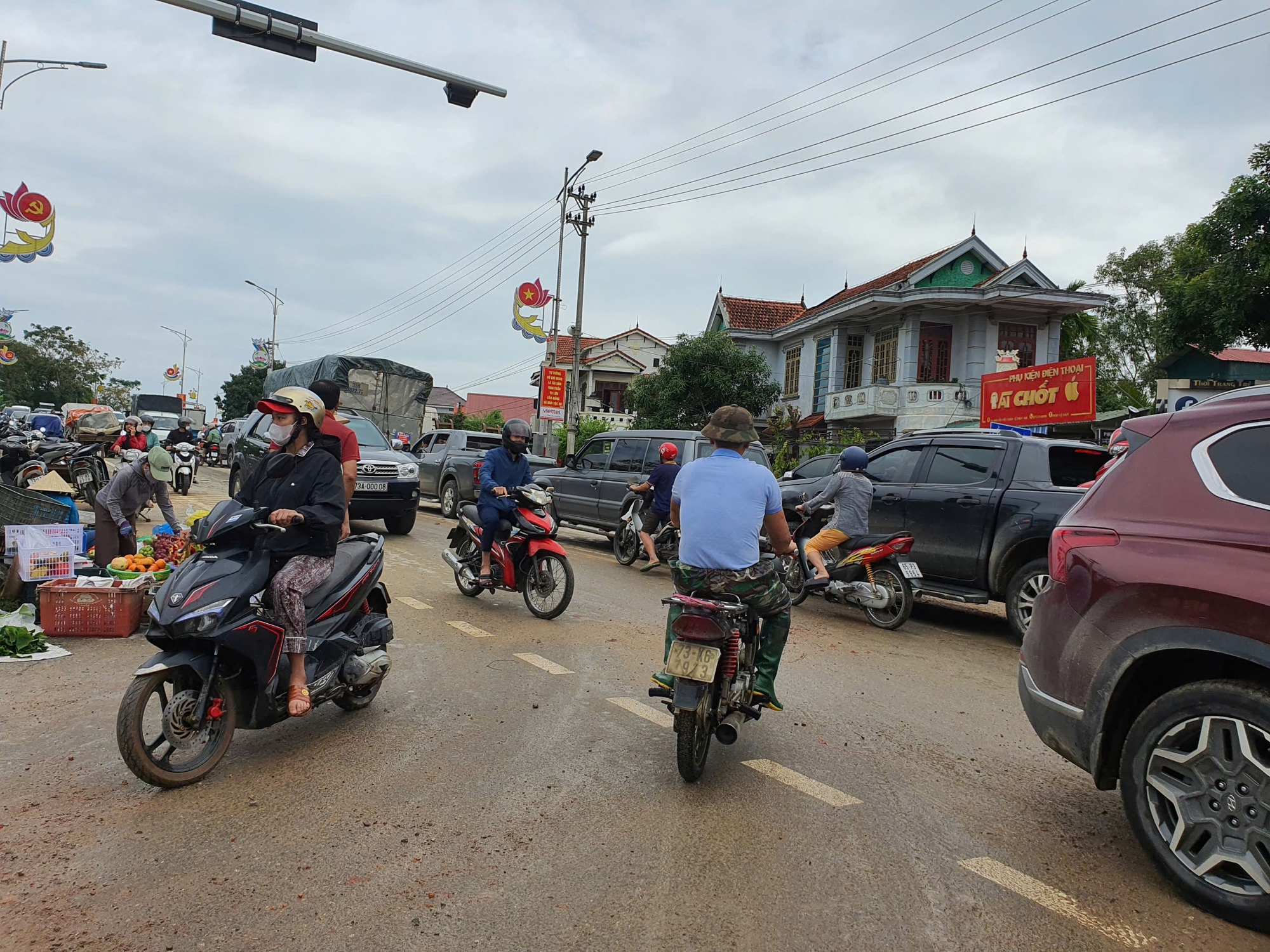 Quảng Bình: Người dân chia sẻ cách dọn sạch bùn non sau lũ lụt- Ảnh 3.