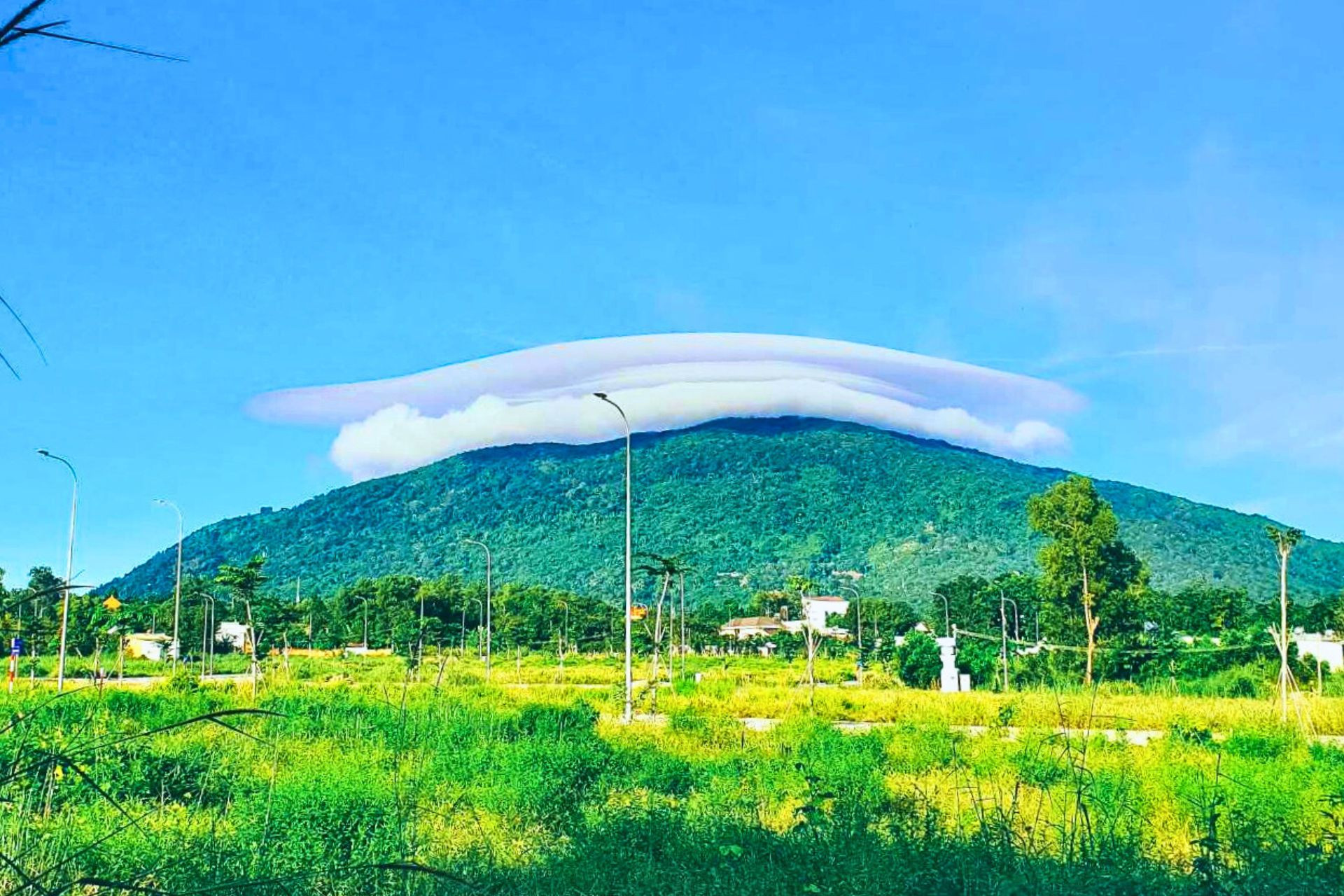 Mây "đĩa bay" khổng lồ vắt ngang đỉnh núi Chứa Chan- Ảnh 2.