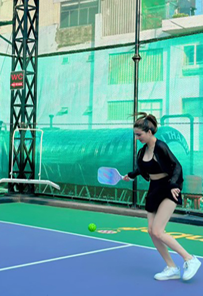 Em gái cựu cầu thủ Lê Công Vinh đổi style mới khi chơi pickleball, kín đáo mà vẫn khiến dân tình mê mẩn- Ảnh 3.