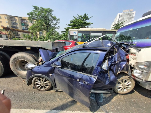 Tai nạn ô tô liên hoàn: Nhân chứng kể thời khắc cứu 4 người mắc kẹt - Ảnh 1.