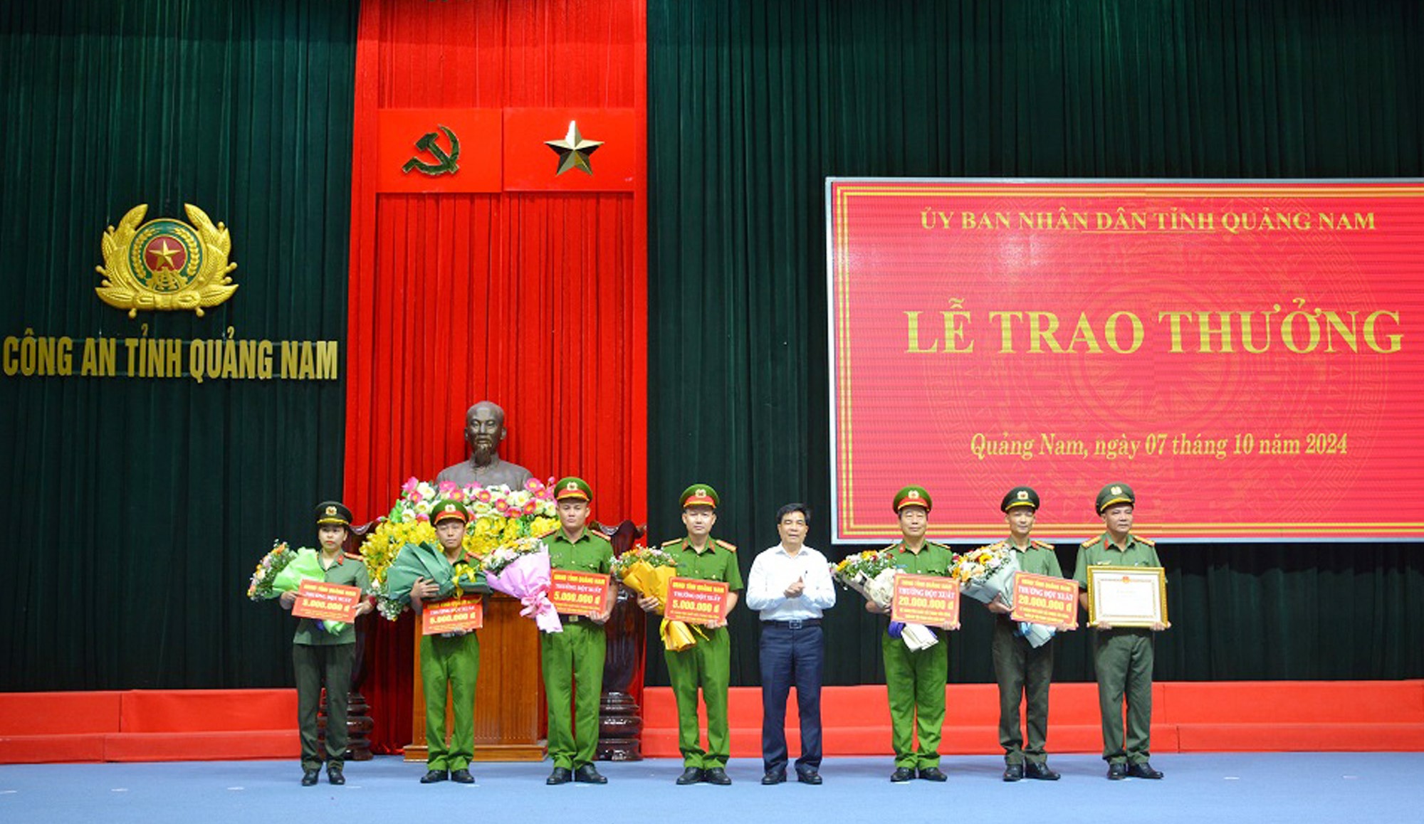 Ông Lê Văn Dũng, đã trao Bằng khen và thưởng nóng cho Công an tỉnh cùng nhiều tập thể, cá nhân vì những thành tích xuất sắc.