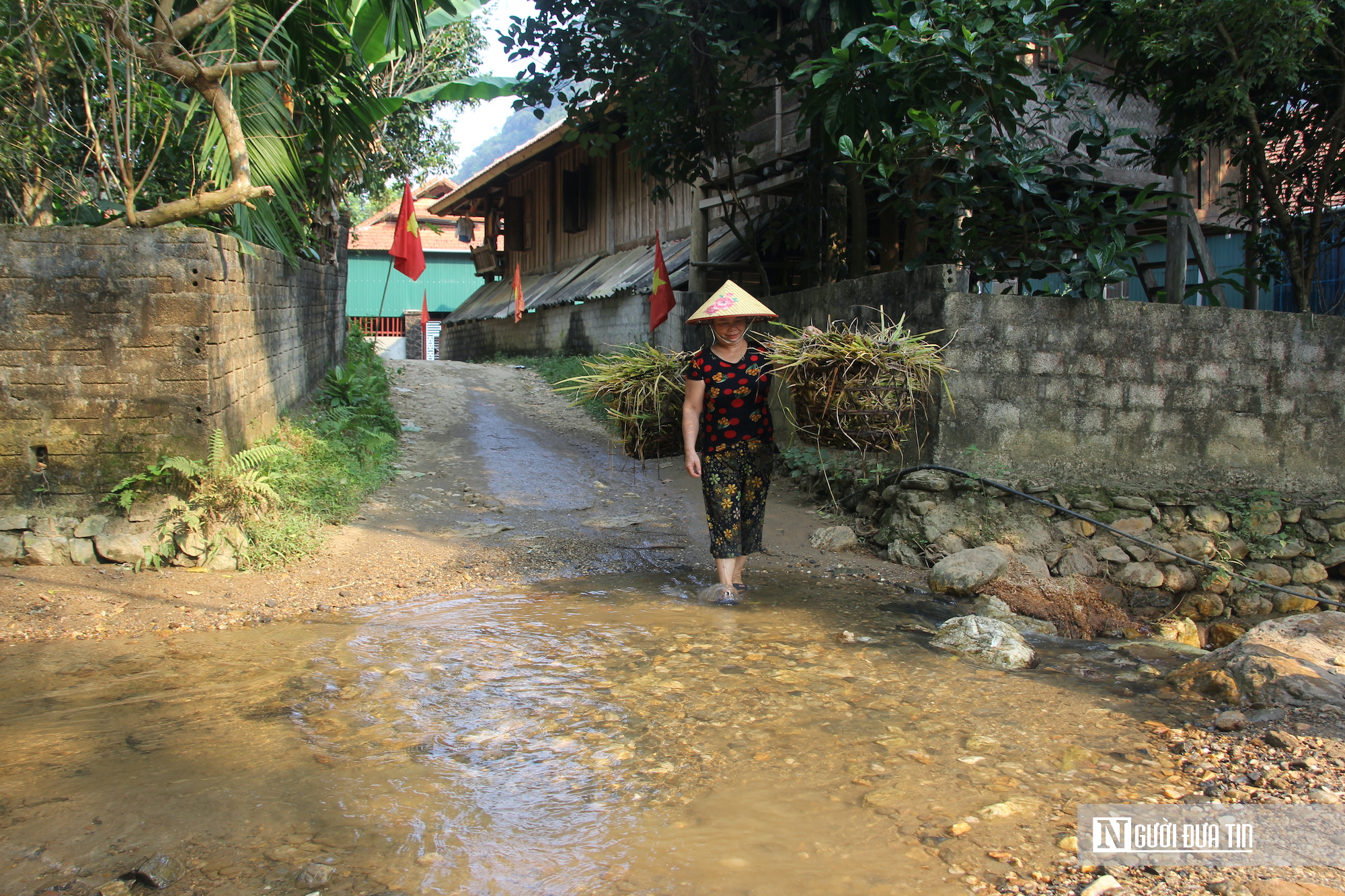 Người dân vùng cao Nghệ An khát khao cây cầu vượt lũ- Ảnh 1.