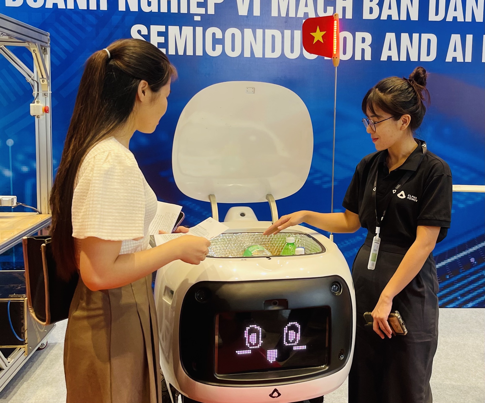 Một robot công nghệ được giới thiệu ở thành phố Đà Nẵng.