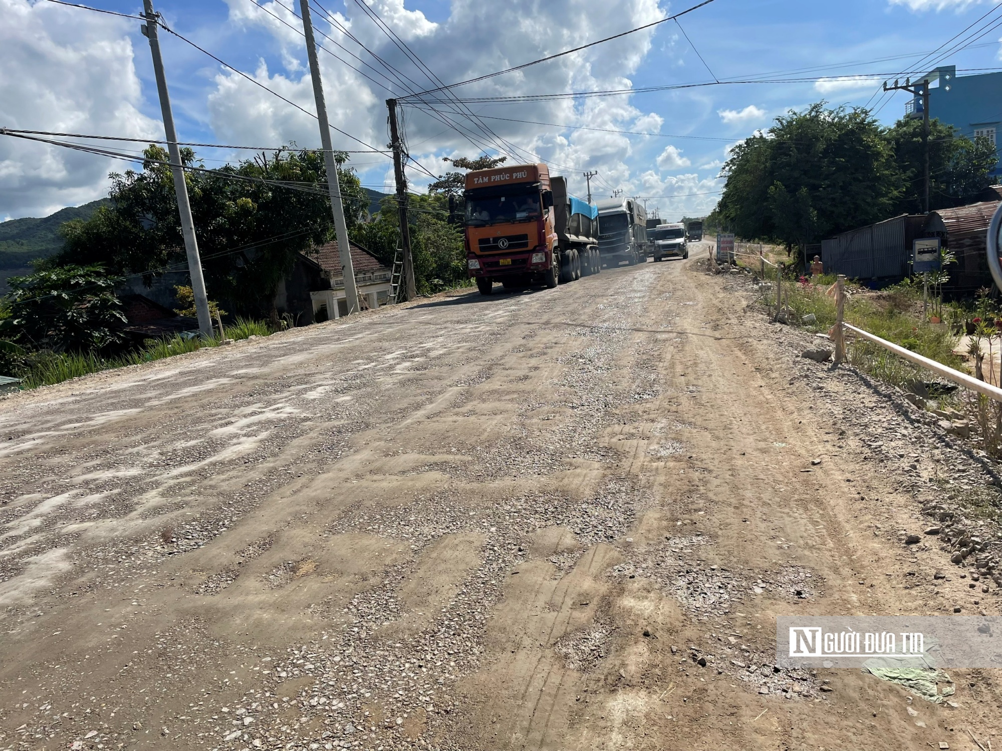 Mặt đường gồ ghề, xuất hiện nhiều ổ gà trên quóc lộ 19 đoạn qua xã Tây Giang, huyện Tây Sơn, tỉnh Bình Định. Ảnh: Thu Dịu