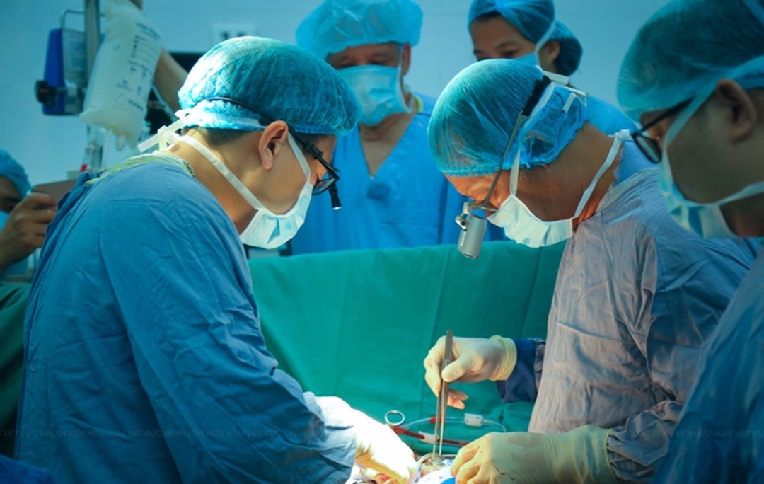 Bản tin 10/10: Người Việt đầu tiên được ghép đồng thời tim và gan từ người cho chết não- Ảnh 1. Bản tin 10/10: Người Việt đầu tiên được ghép đồng thời tim và gan từ người cho chết não- Ảnh 1.