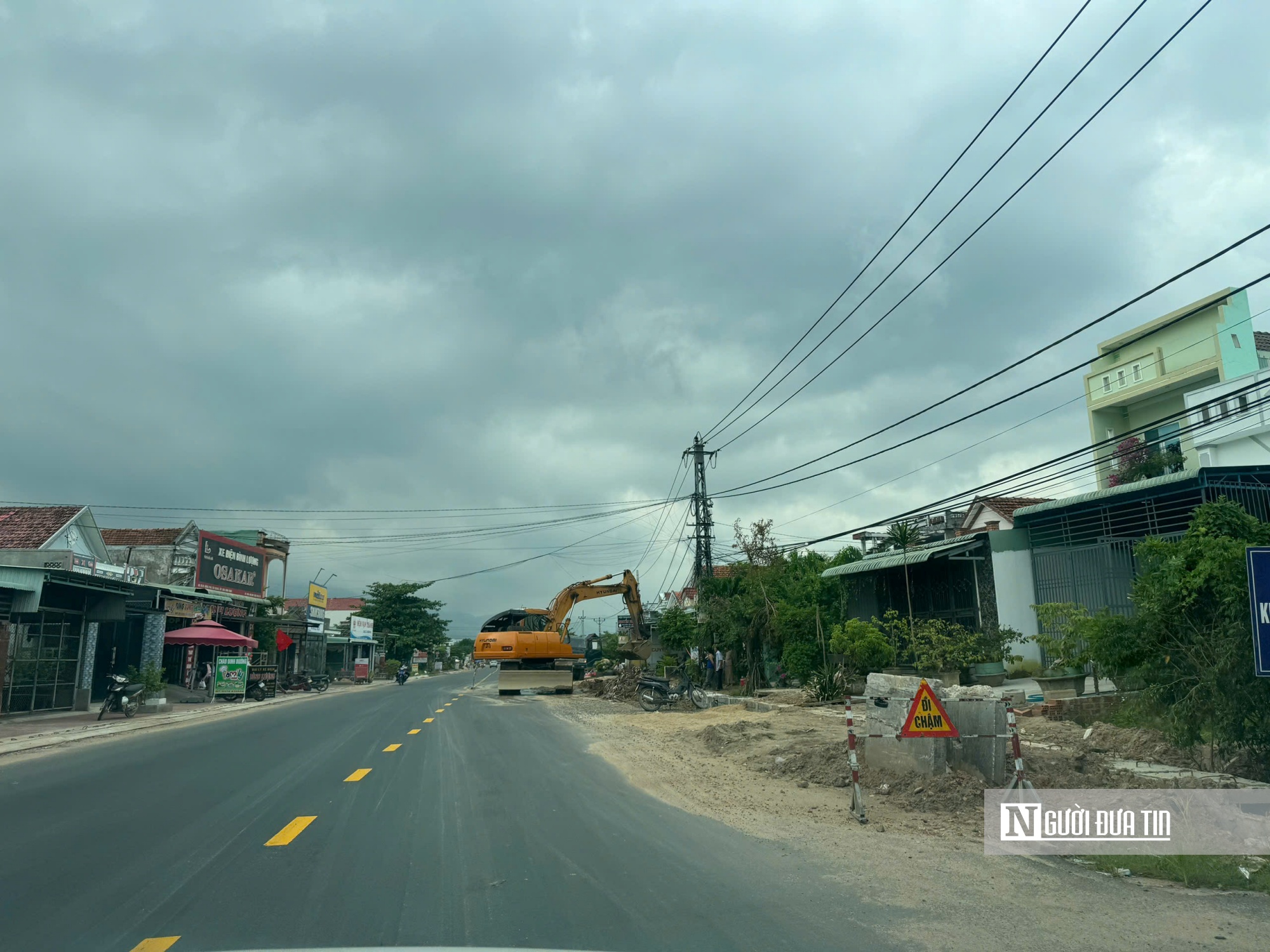 Nhiều điểm đang thị công gây ảnh hưởng tới người tham gia giao thông, cần lắp cảnh báo trên quốc lộ 19. Ảnh: Quốc Cường