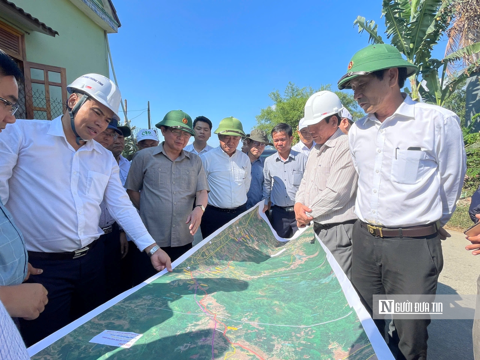 Ông Lưu Nhất Phong (đầu tiên, bên trái ảnh) - Giám đốc Ban quản lý Dự án giao thông tỉnh kiểm tra các dự án do Ban làm chủ đầu tư.