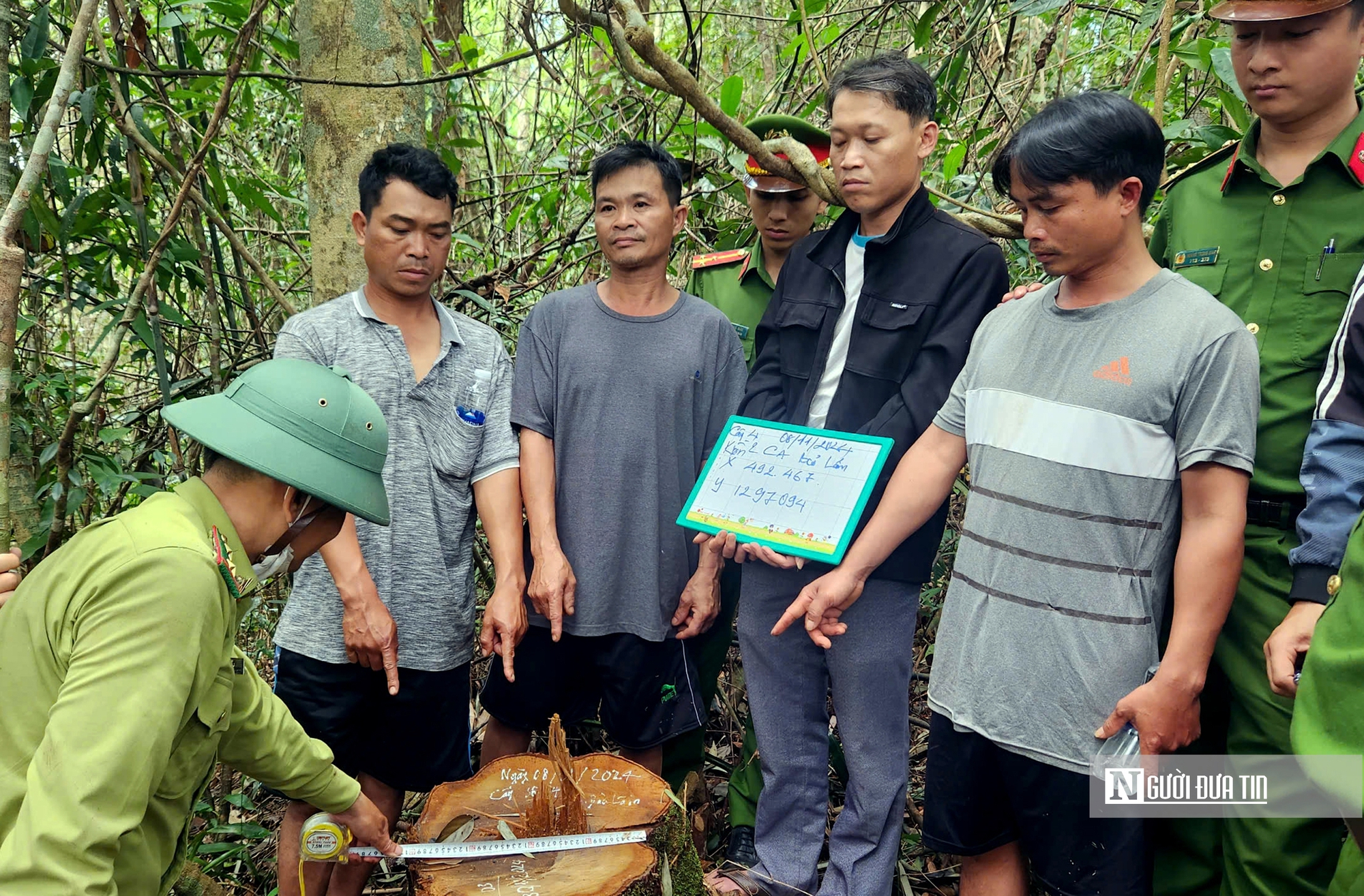 Lâm Đồng khen thưởng đột xuất lực lượng điều tra vụ án khai thác gỗ quý trái phép- Ảnh 2. Lâm Đồng khen thưởng đột xuất lực lượng điều tra vụ án khai thác gỗ quý trái phép- Ảnh 2.