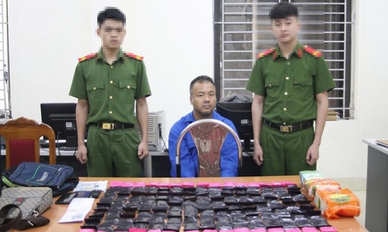 Sơn La: Bắt đối tượng vận chuyển trái phép, thu giữ 6 kg ma túy
- Ảnh 1.