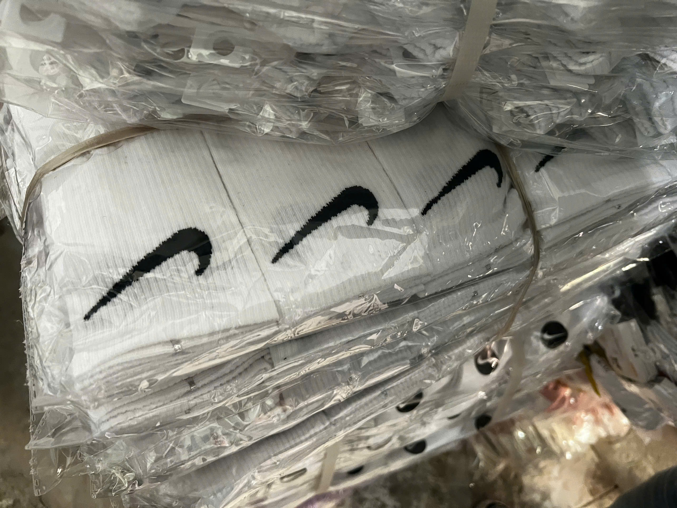 Hà Nội: Phát hiện hơn 10.000 đôi bít tất giả nhãn hiệu Gucci, Nike- Ảnh 2.