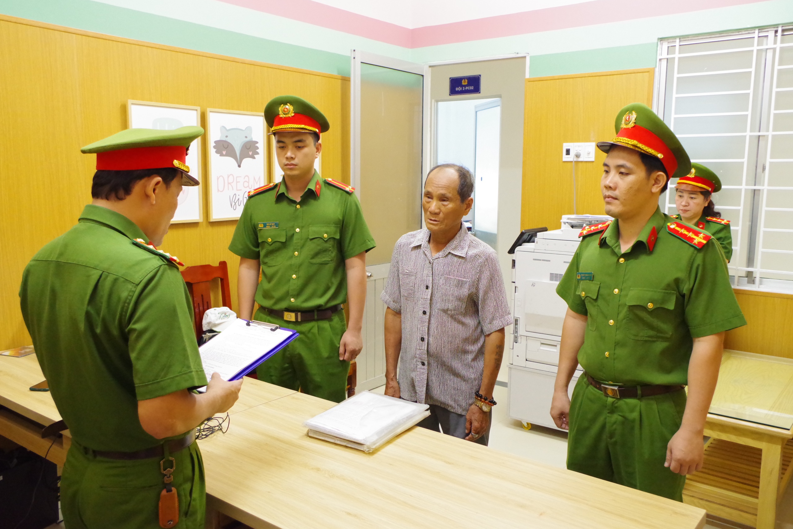 Bị khởi tố vì liên tục vu khống lãnh đạo "ăn tiền", không giải quyết đơn thư- Ảnh 1.