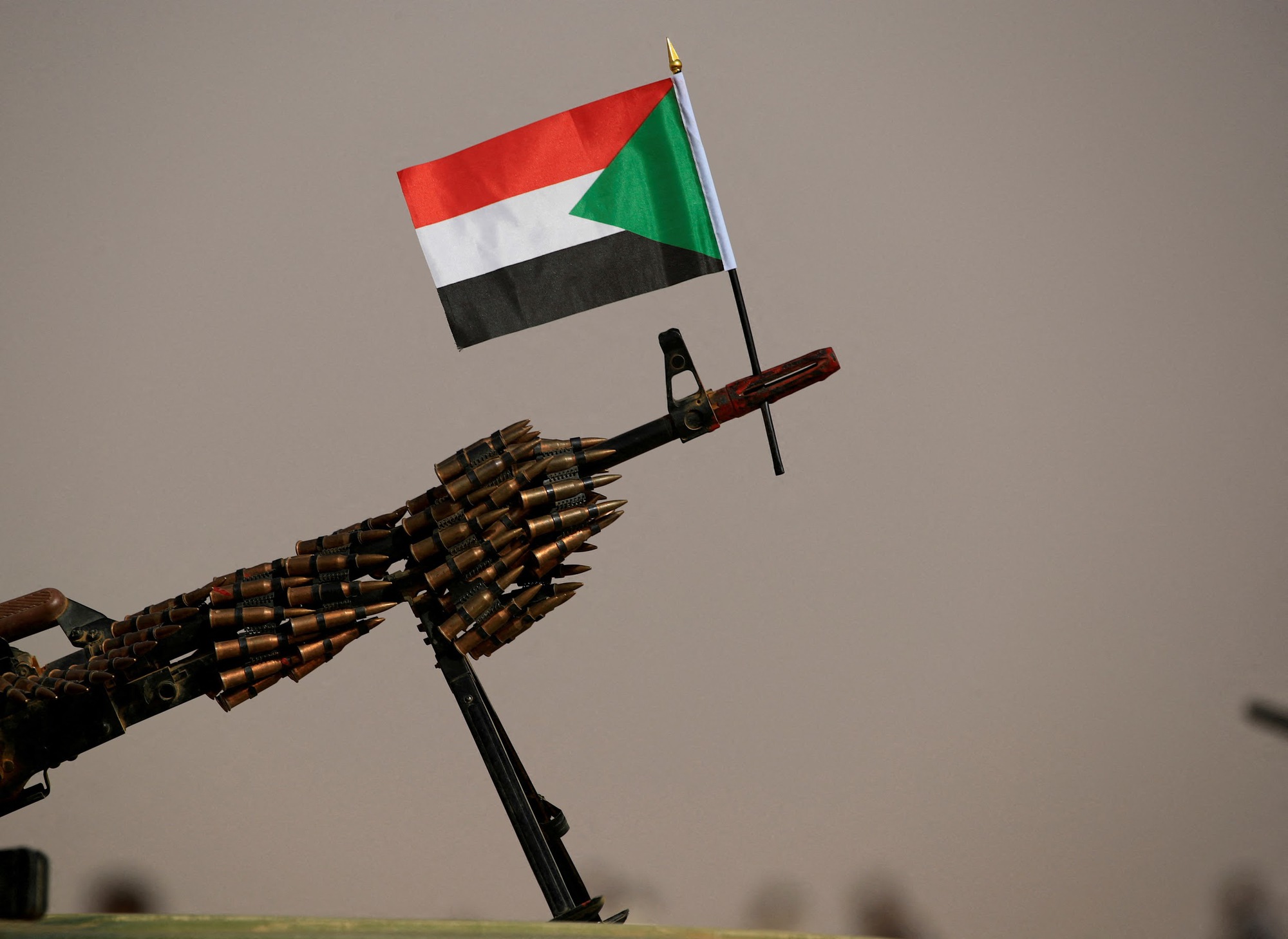 A Sudanese national flag is attached to a machine gun of Paramilitary Rapid Support Forces (RSF) soldiers in Aprag village 60, kilometers away from Khartoum, Sudan