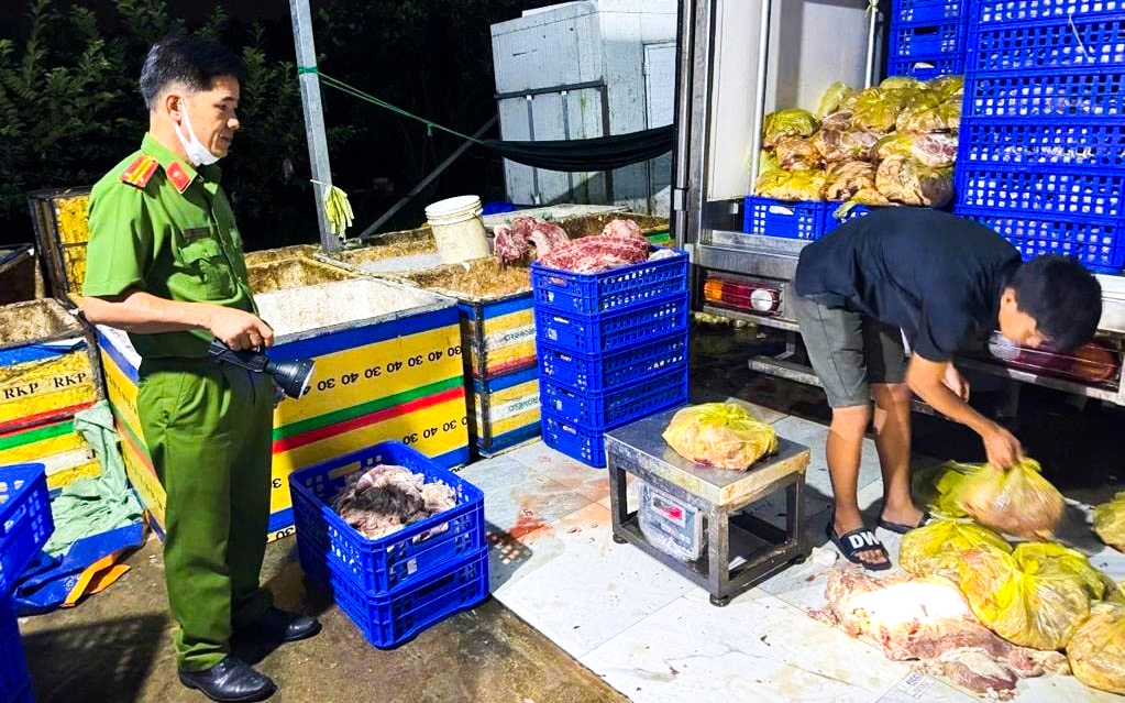 Tạm giữ 1,2 tấn gà tươi và gà ủ muối không rõ nguồn gốc ở Đồng Nai- Ảnh 3. Phát hiện hàng tấn thực phẩm bẩn tại các cơ sở giết mổ, chế biến ở Biên Hòa