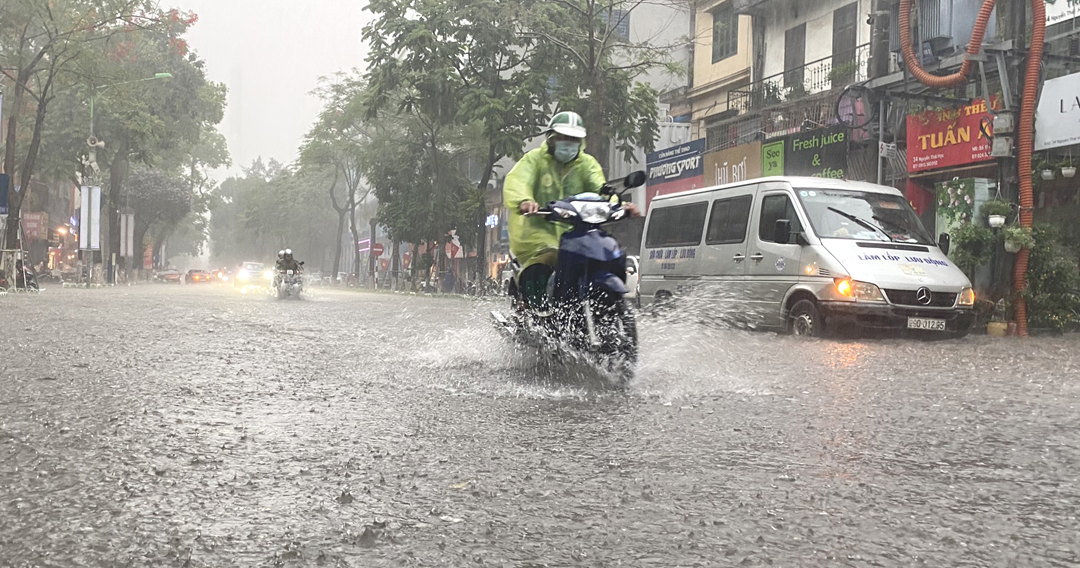 Dự báo thời tiết ngày 16/11: "Lạ thường" 2 cơn bão dồn dập gần Biển Đông, không khí lạnh lại sắp về- Ảnh 1.