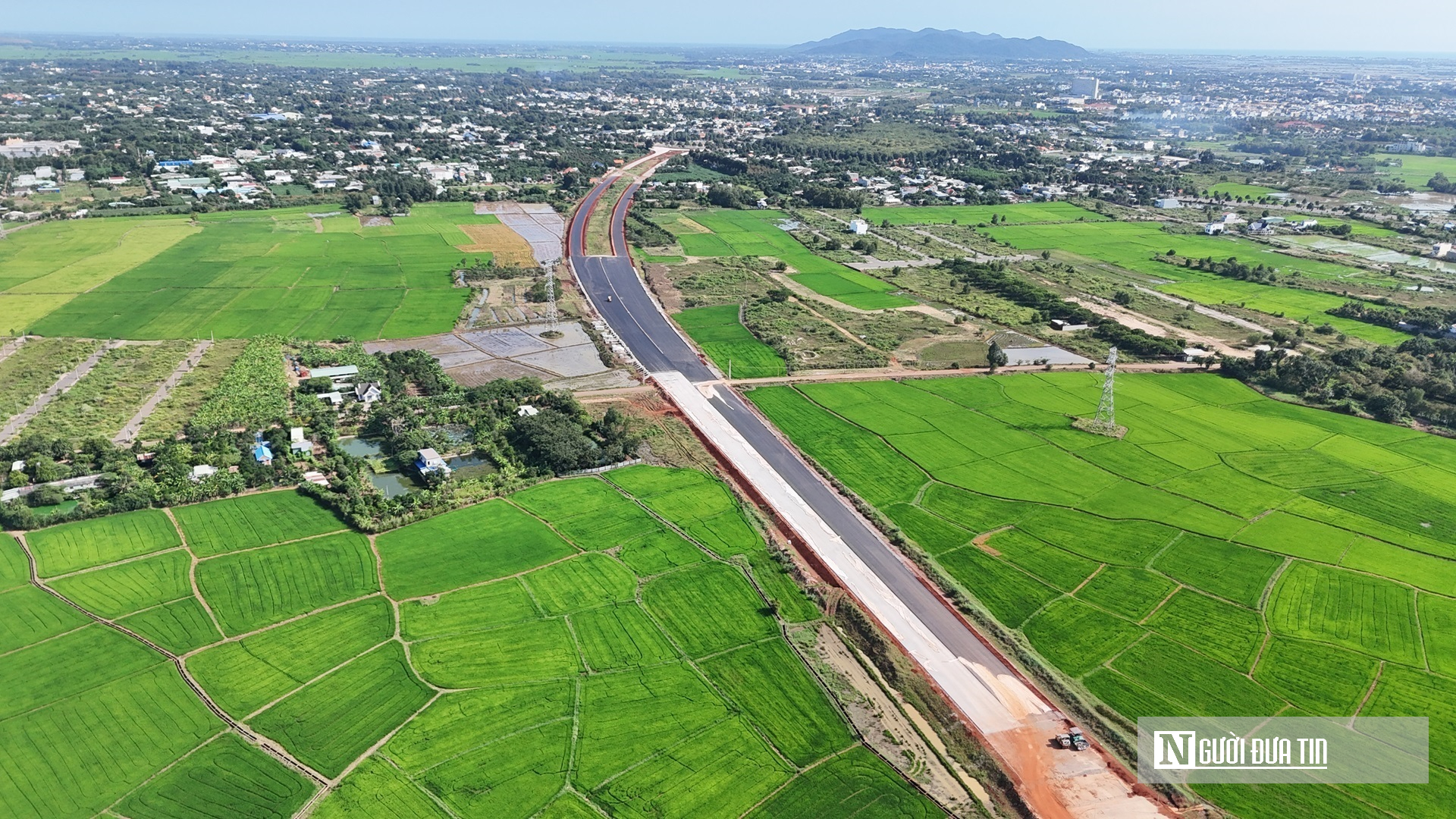 Cận cảnh những thảm nhựa đầu tiên trên cao tốc Biên Hòa - Vũng Tàu- Ảnh 3.