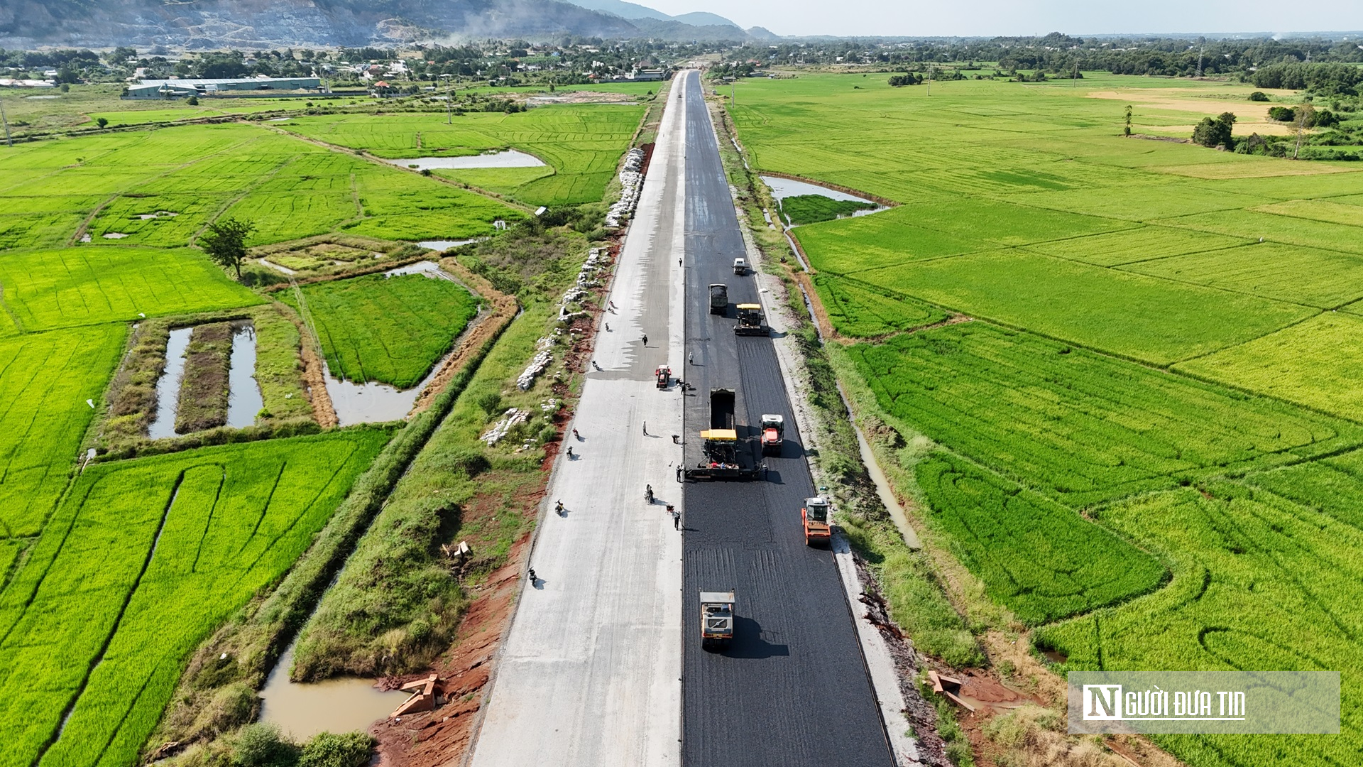 Cận cảnh những thảm nhựa đầu tiên trên cao tốc Biên Hòa - Vũng Tàu- Ảnh 5.